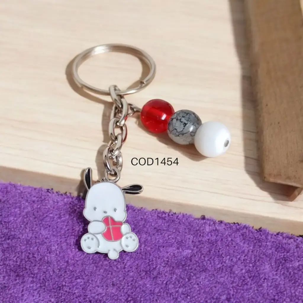 Llavero perrito con corazón y perlas.