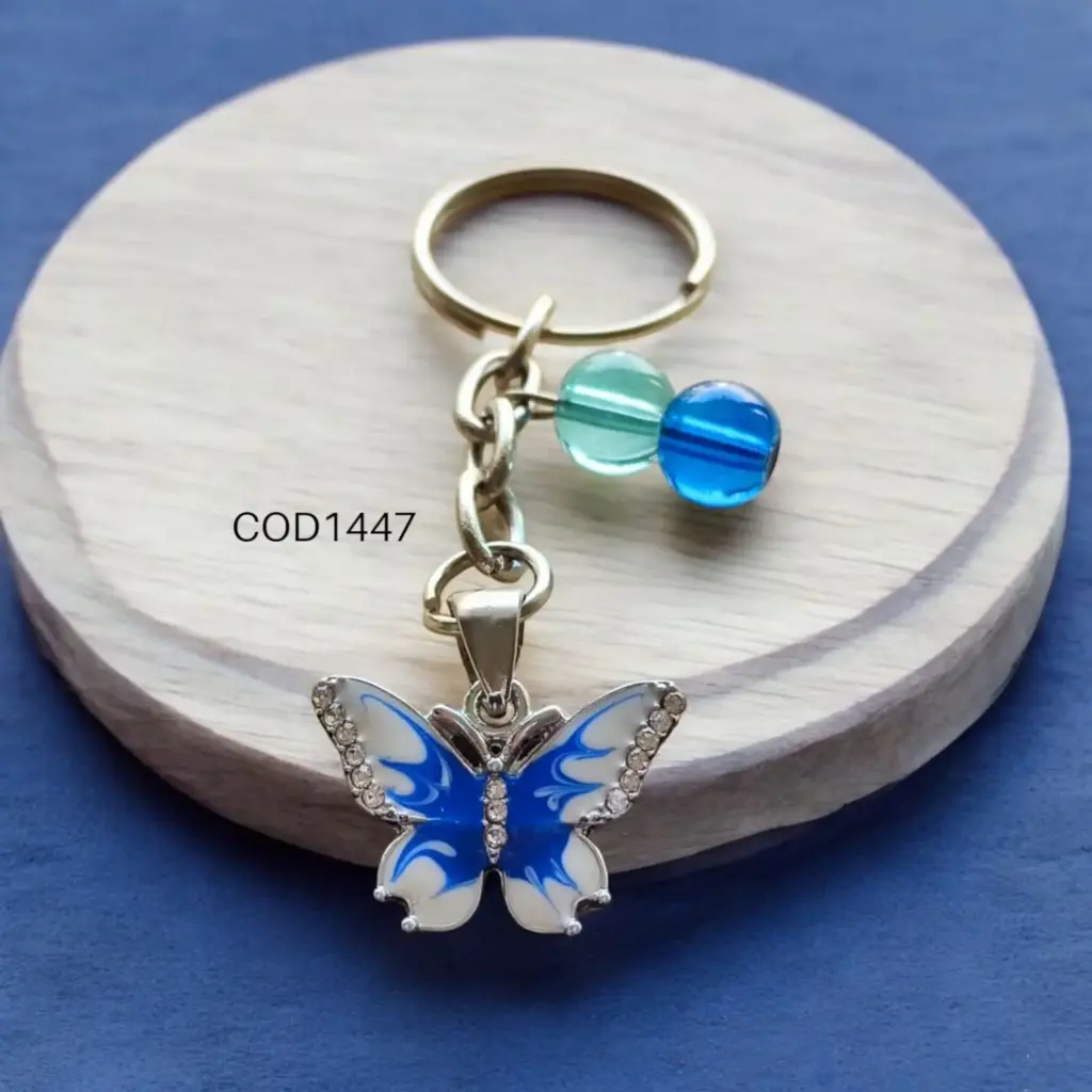 Llavero de mariposa azul con perlas.