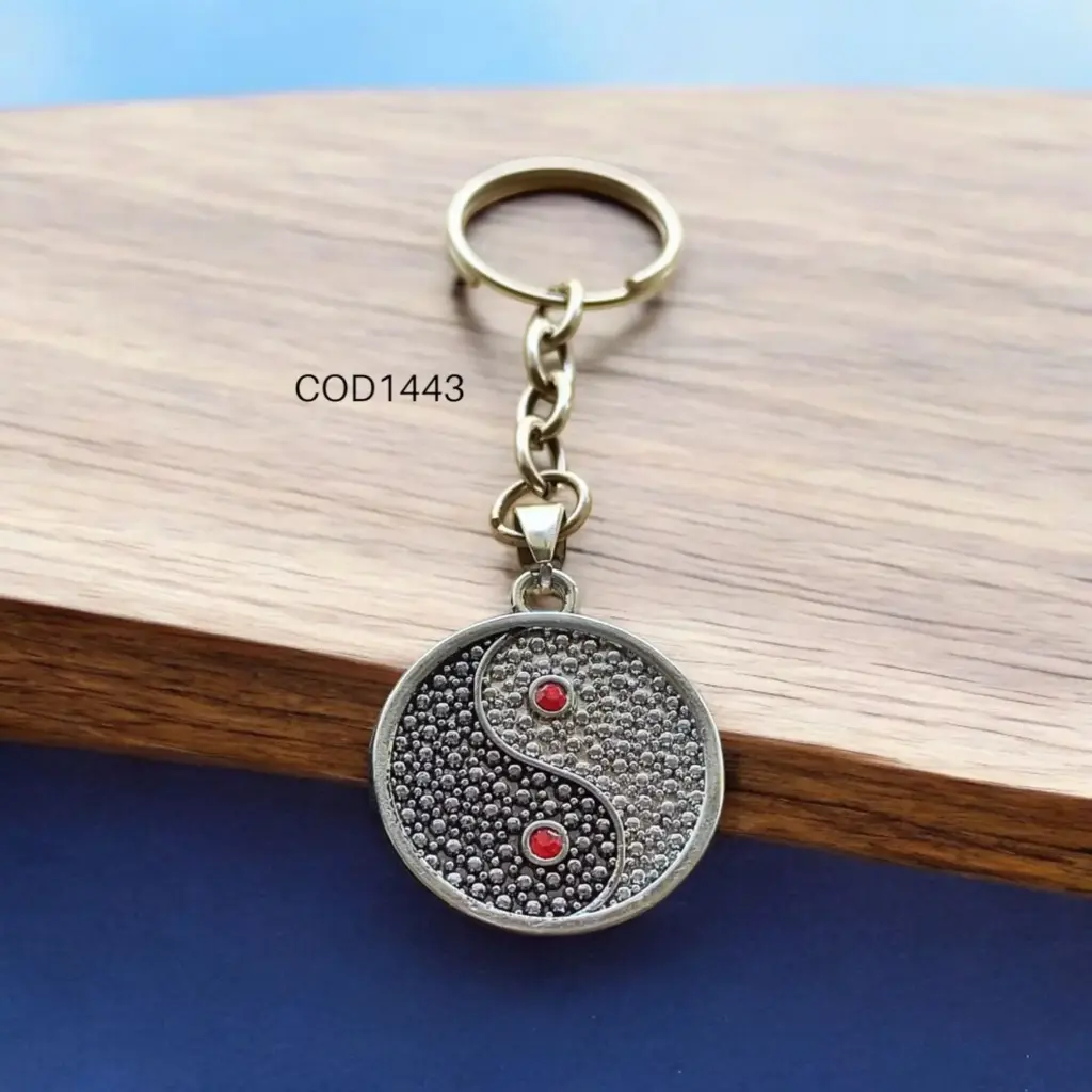Llavero de yin yang con piedras.