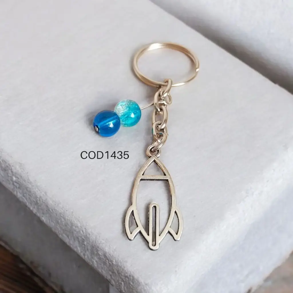 Llavero de cohete con perlas celestes