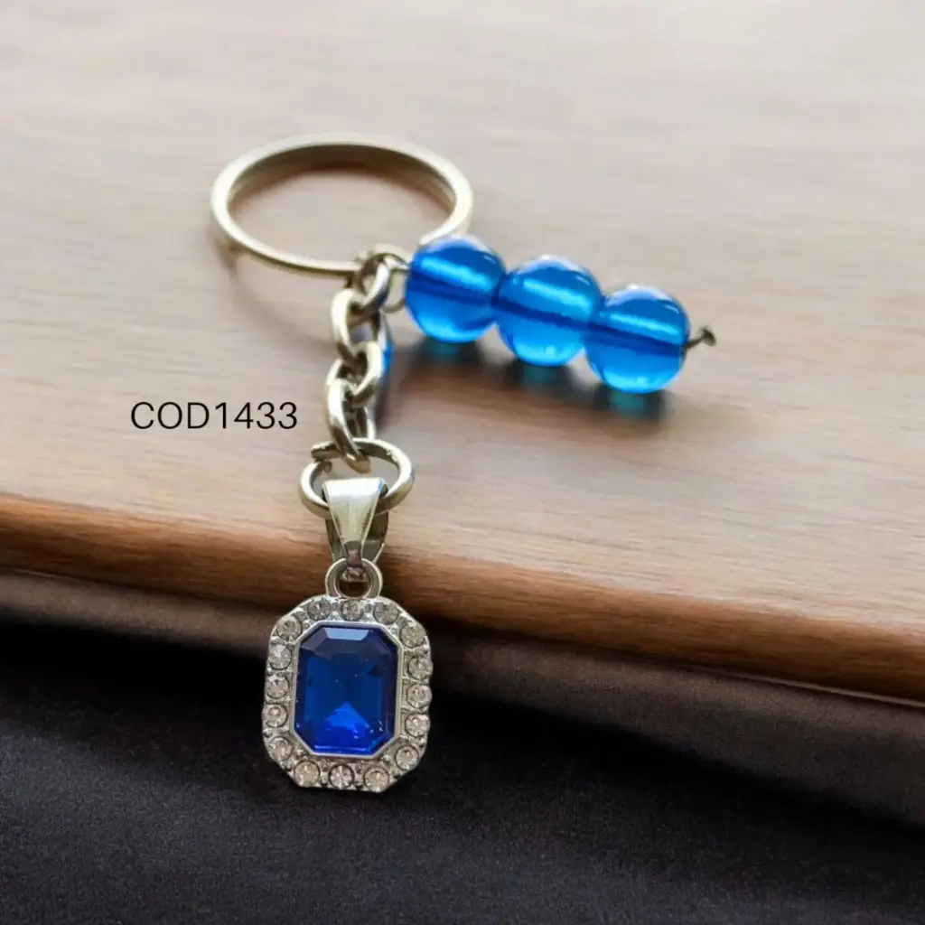 Llavero cuadrado con piedra y perlas azules.