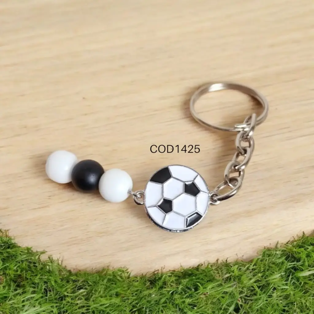 Llavero de pelota de futbol con perlas, plateada.