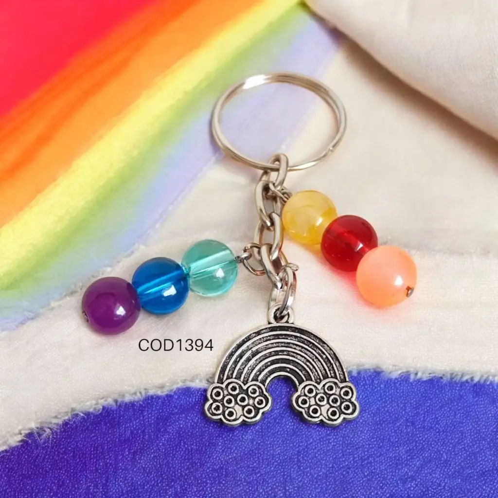 Llavero de arcoiris plateado con perlas multicolor