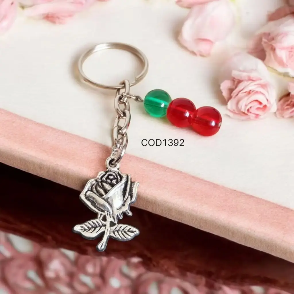 Llavero de rosa plateada con perlas rojas