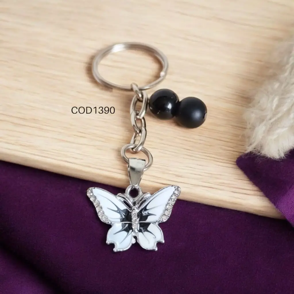 Llavero de mariposa blanca con negro en el centro