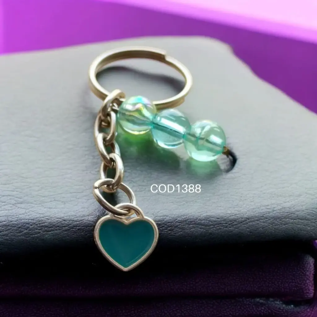 Llavero de corazon celeste con perlas celestes