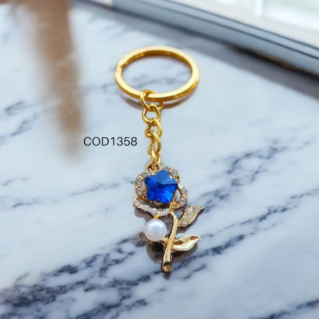 Llavero de rosa con piedra azul