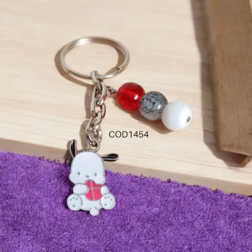 Llavero perrito con corazón y perlas.