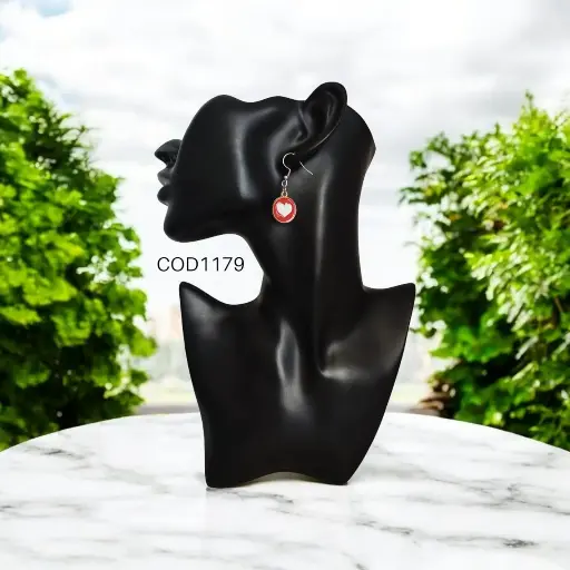 Aretes de corazon blanco con fondo rojo