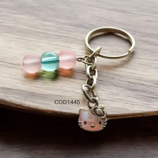 Llavero de Hello Kitty con perlas rosas.