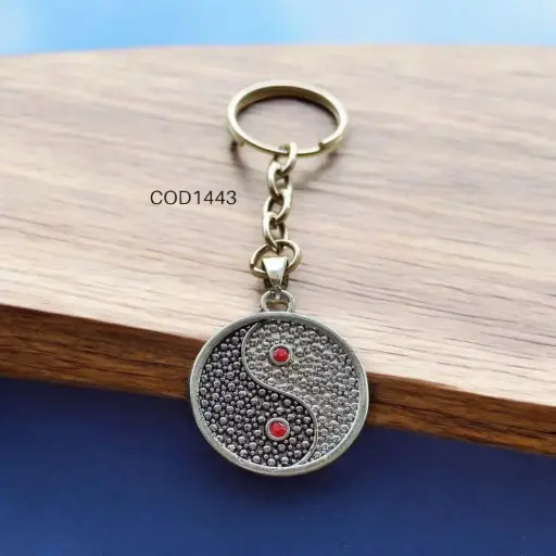 Llavero de yin yang con piedras.