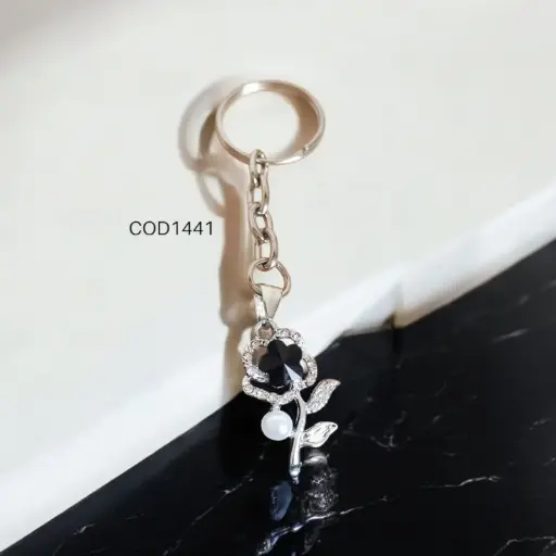 Llavero de rosa con perla negra.