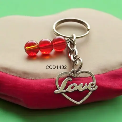 Llavero de corazón love con perlas rojas