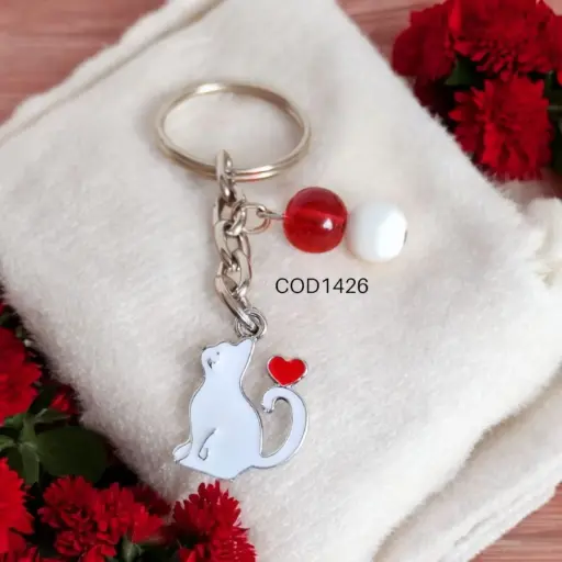 Llavero de gato blanco con perlas