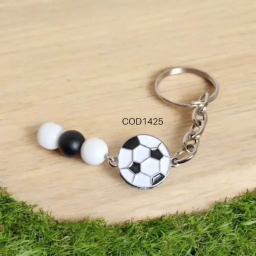 Llavero de pelota de futbol con perlas, plateada.