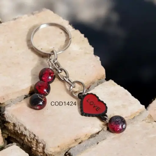 Llavero de corazon love con perlas rojo con negro.