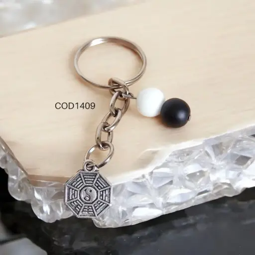 Llavero de símbolo de yin yang con perlas.