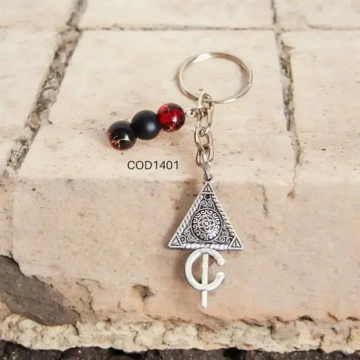 Llavero triangular con perlas