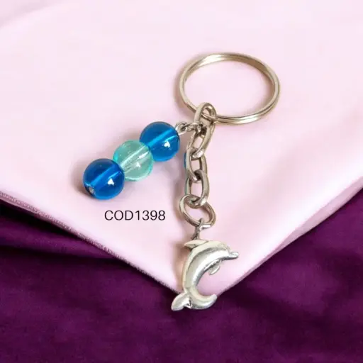Llavero de delfin con perlas celestes