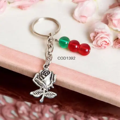 Llavero de rosa plateada con perlas rojas