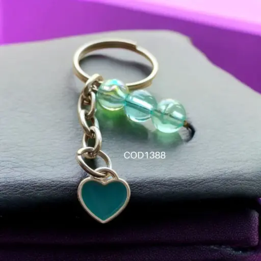Llavero de corazon celeste con perlas celestes