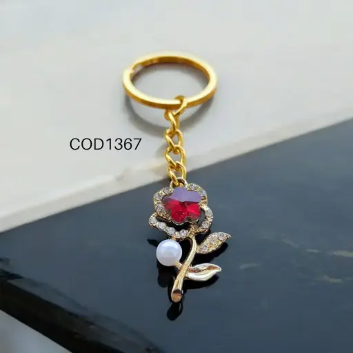 Llavero de rosa con perla blanca