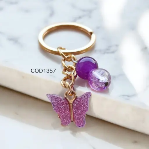 Llavero de mariposa morada con perlas