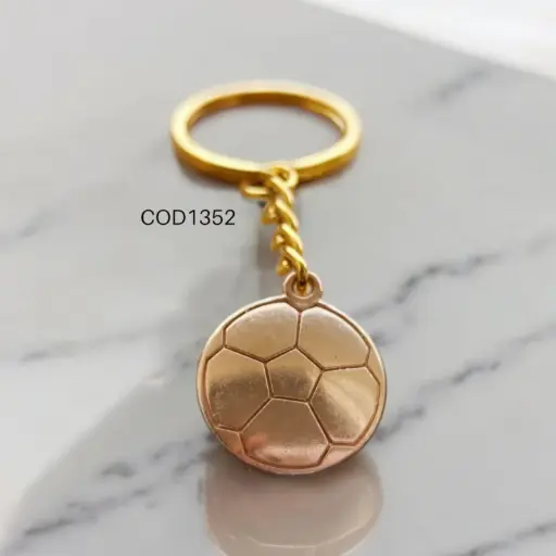 Llavero de pelota de futbol dorado