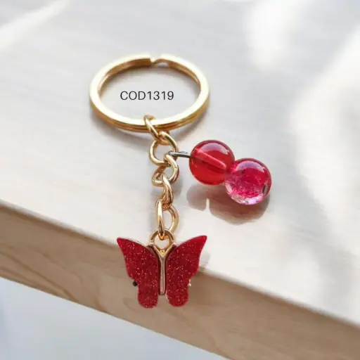 Llavero de mariposa roja con perlas